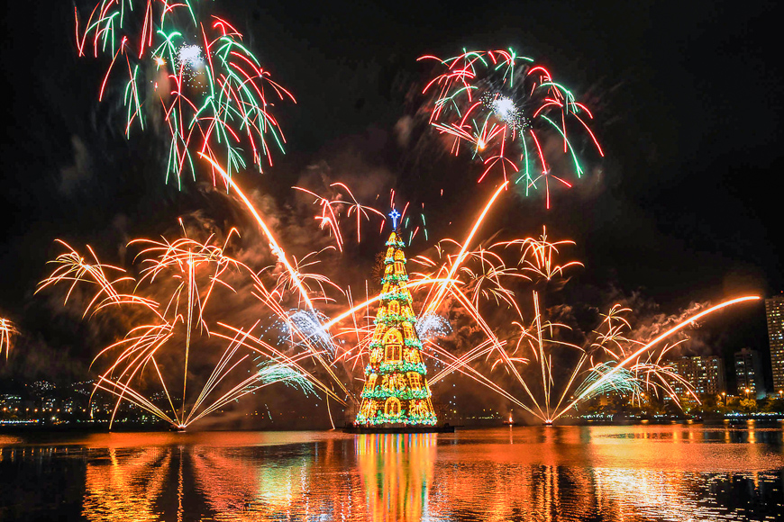 Fireworks during the inauguration of christmas tree rodrigo de freitas lagoon