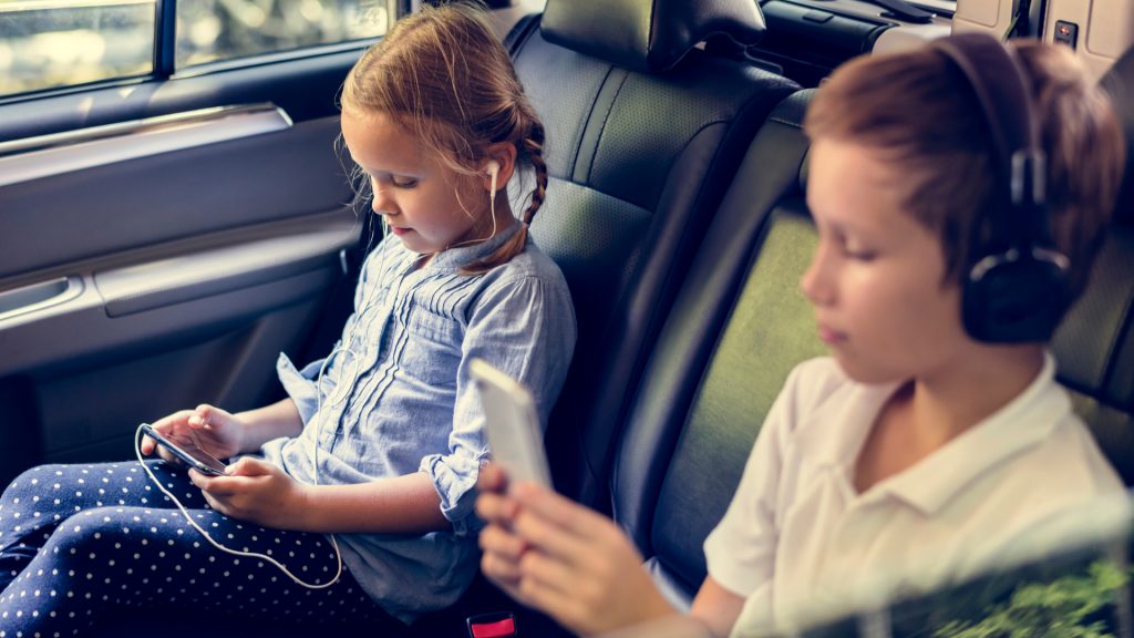 kids-backseat-entertainment