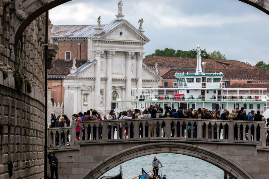Venice italy crowds on a bridge.