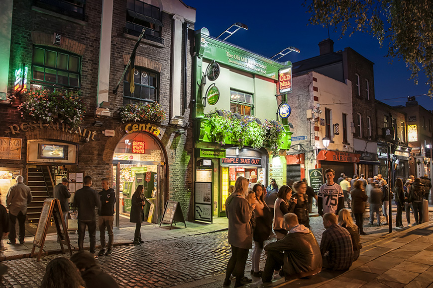 Nightlife at popular historical part of the city - Temple Bar quarter in Dublin