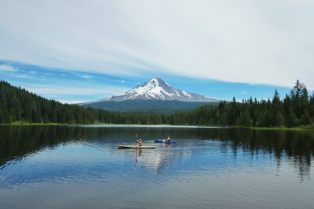 kayakers-on-trillium-lake