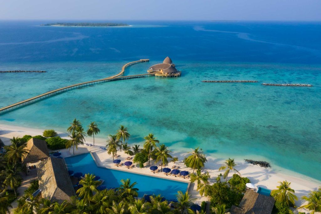 Pool and ocean views at Emerald Faarufushi Resort & Spa 